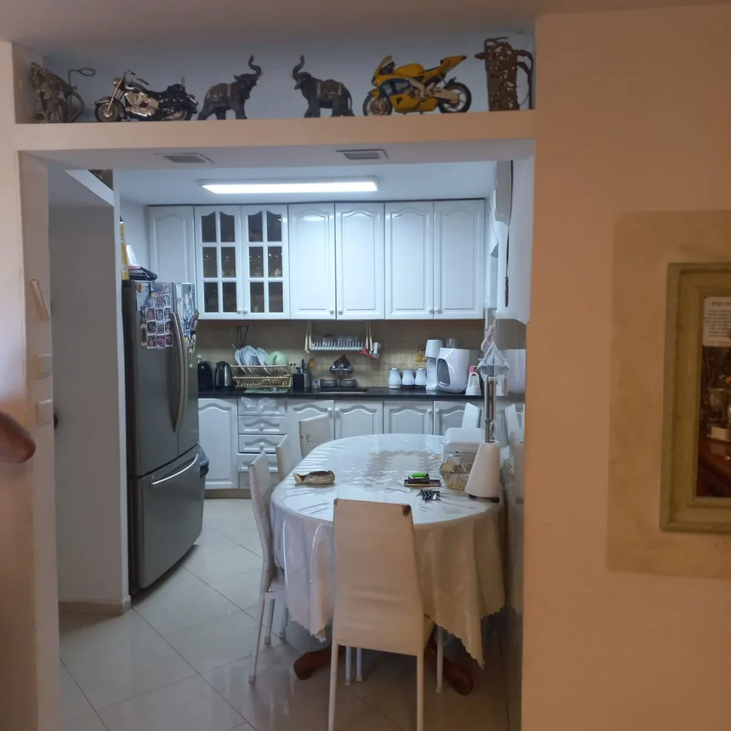 מטבח ופינת אוכל בדירה למכירה ברחוב חלמית, יפו ד' תל אביב